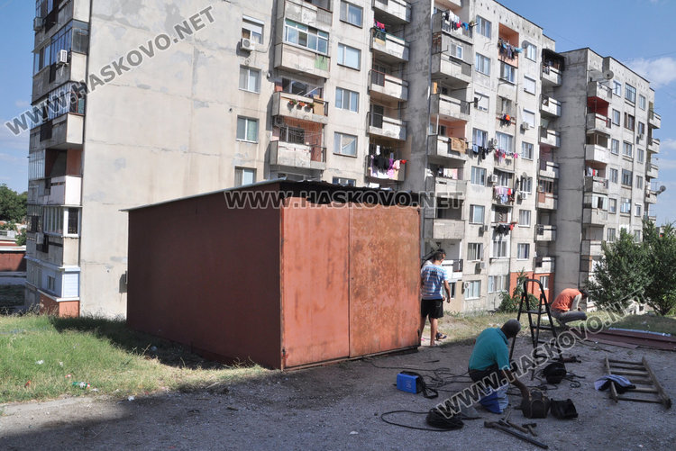 Преместиха гаража от стълбите между блоковете с ново разрешително от Архитектурата