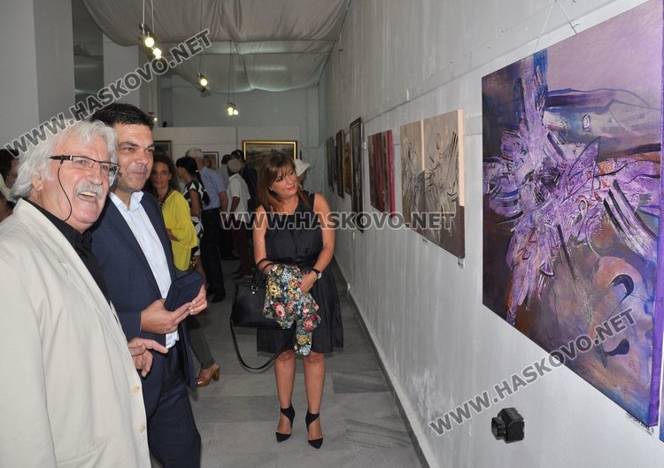 Дариха Христо Панев със стъклена гравюра на бригадири