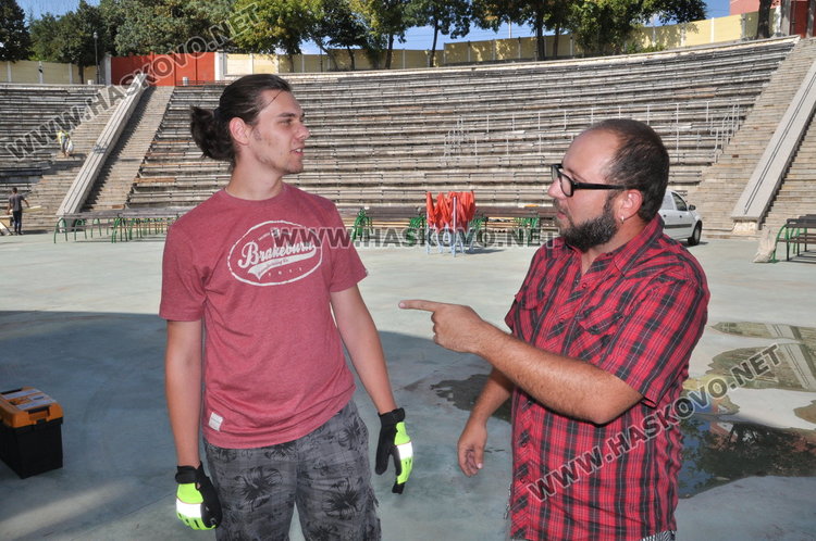 Барабанистът на Slim Jim Дани /вдясно / и китаристът на Different Highway Ицо се включиха в подготовката на сцената за фестивала днес