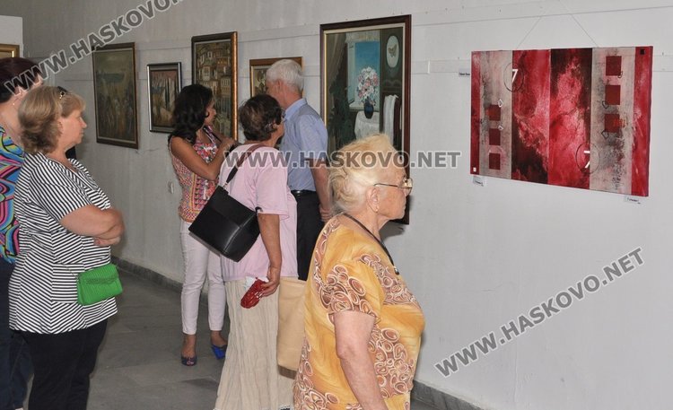 Дариха Христо Панев със стъклена гравюра на бригадири