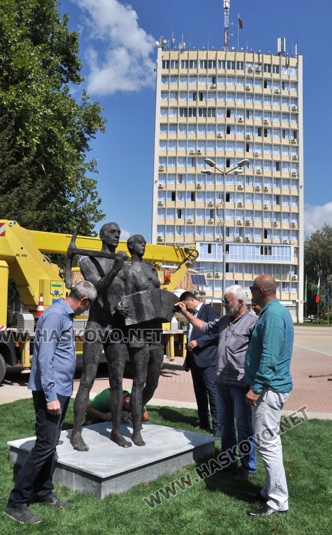 Паметник на първостроителите вдигнаха в центъра на Димитровград