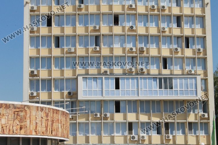 Прозорците на кметството в Димитровград побеляха