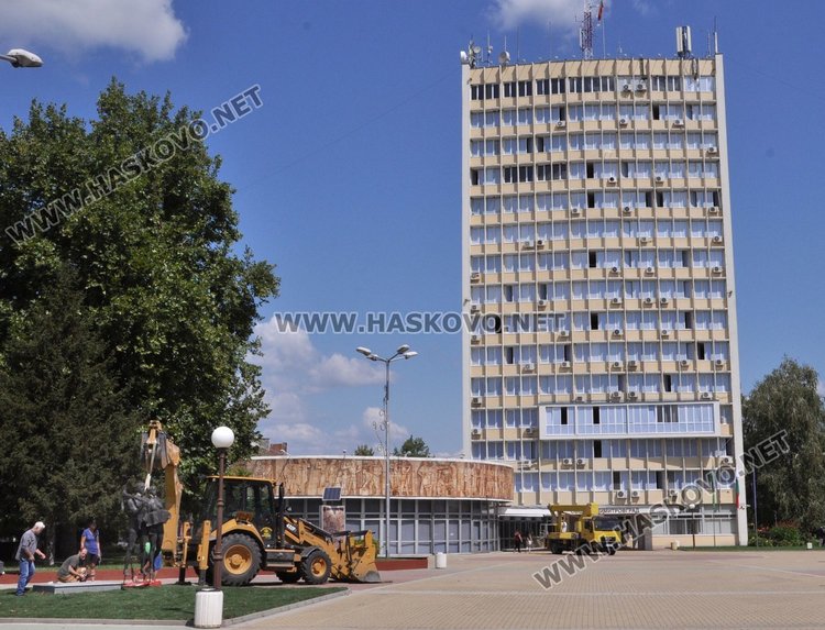 Скулптурата се намира в една от зелените площи пред Общината