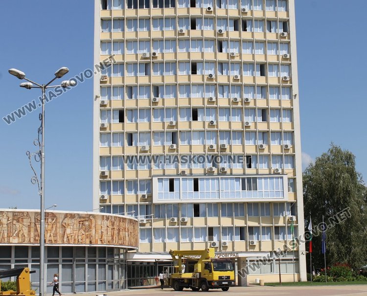 Облепени са прозорците на кметството в Димитровград заради предстоящо светлинно шоу