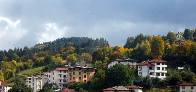 Облачно и хладно, ще има и малко слънце