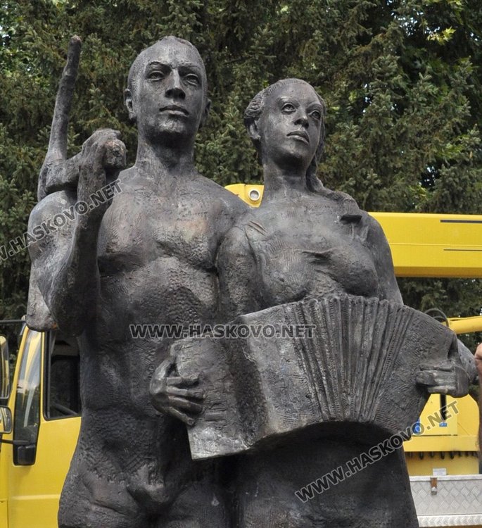 Паметник на първостроителите вдигнаха в центъра на Димитровград