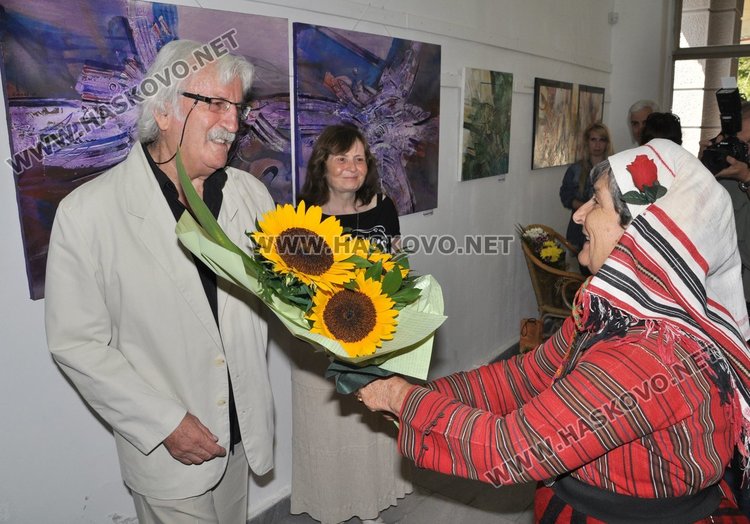 Дариха Христо Панев със стъклена гравюра на бригадири