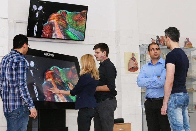 Студентите по медицина в Пловдив се учат да правят дисекции на уникална 3D система