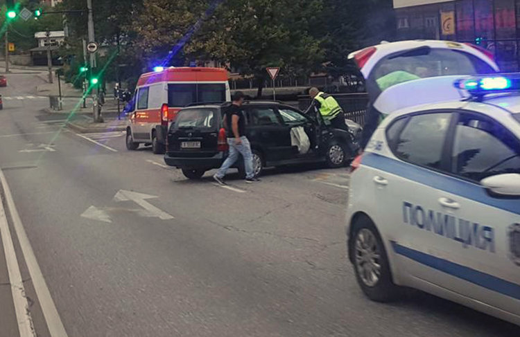 Мерцедес навлезе в насрещното и се заби в Опел, трима пострадаха