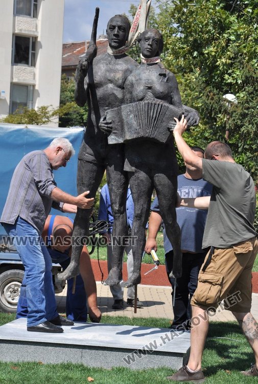 Паметник на първостроителите вдигнаха в центъра на Димитровград