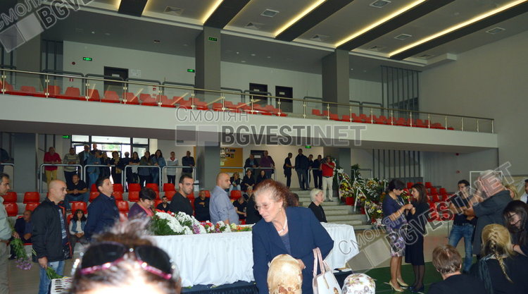 В спортната зала, която от днес се казва Величко Чолаков, големият спортист беше изпратен от стотици, снимка:архивСмолянБГвести.нет