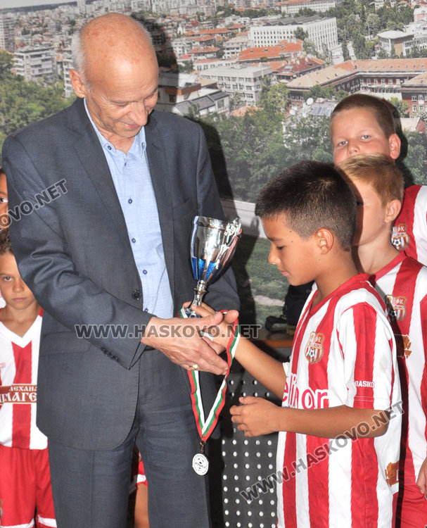 Кметът с купа от Международен турнир по футбол