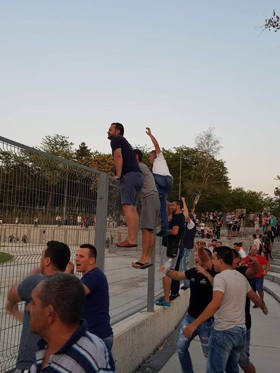 Разгневени фенове