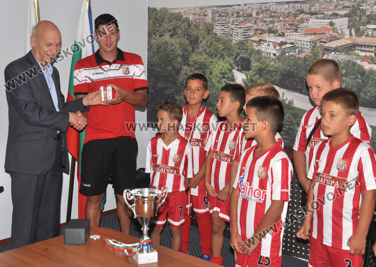 Кметът с купа от Международен турнир по футбол