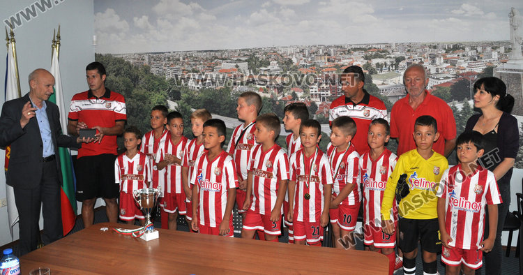 Кметът с купа от Международен турнир по футбол