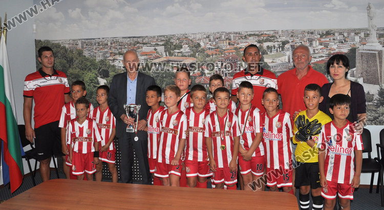 Кметът с купа от Международен турнир по футбол