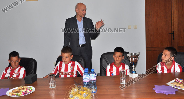 Кметът с купа от Международен турнир по футбол