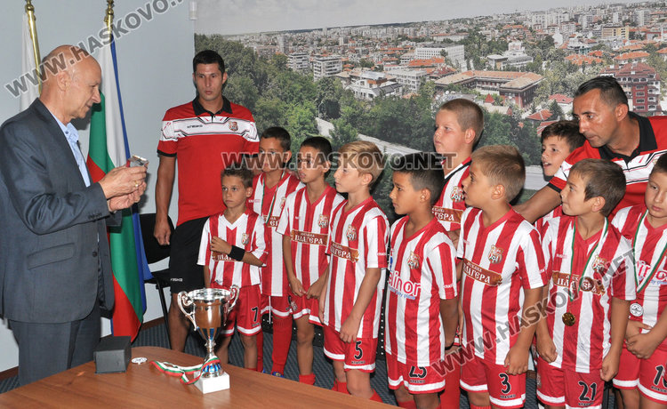 Кметът с купа от Международен турнир по футбол