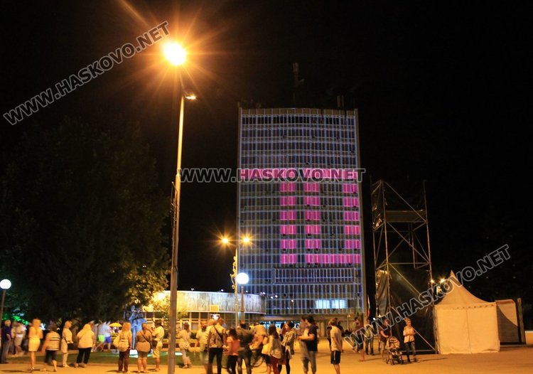 70 изгря в различни цветове върху сградата на общината в Димитровград