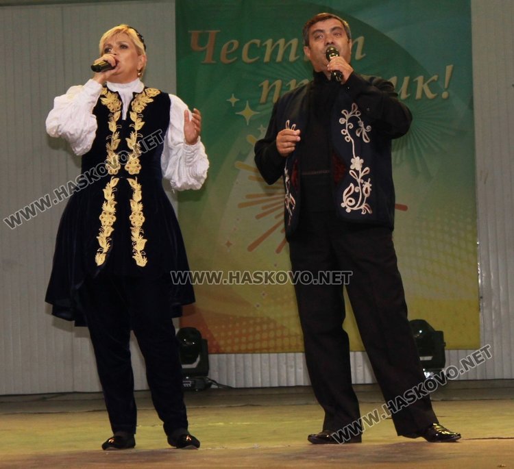 а любителите на народната музика Чакърдъкова и колегата й Боби Шапков изпълниха популярни народни песни