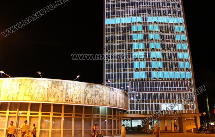 70 изгря в различни цветове върху сградата на общината в Димитровград