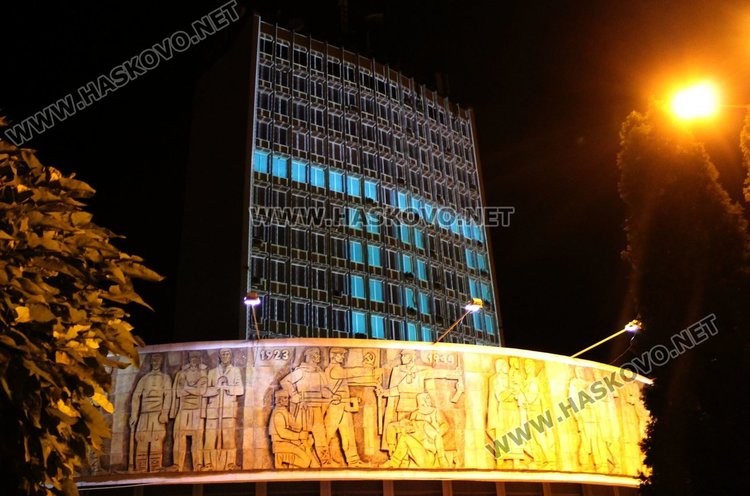 70 изгря в различни цветове върху сградата на общината в Димитровград