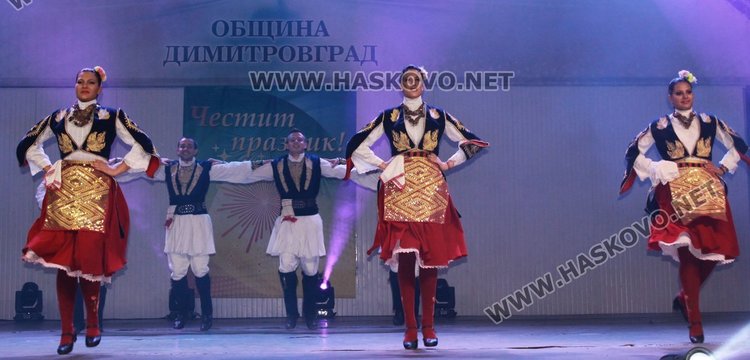 Певицата Николина Чакърдъкова зарадва димитровградчани с концерт