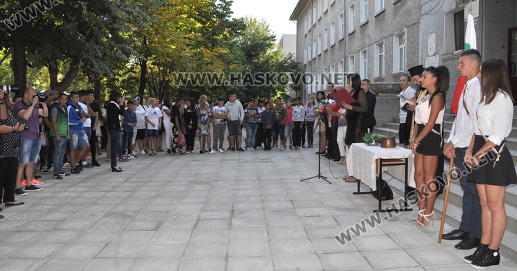 Звънецът би за 240 ученици в Спортното, кмет и областен откриха учебната година