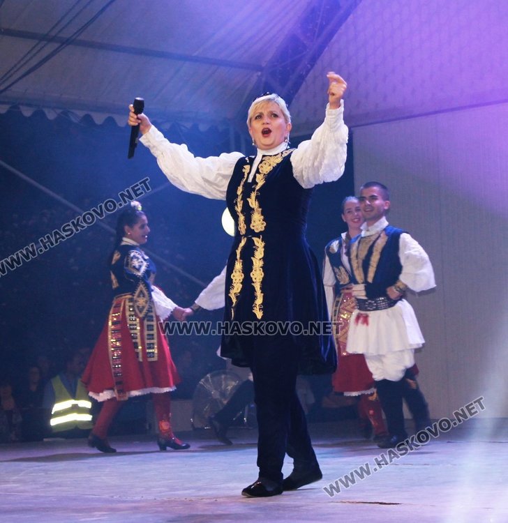 Певицата Николина Чакърдъкова зарадва димитровградчани с концерт