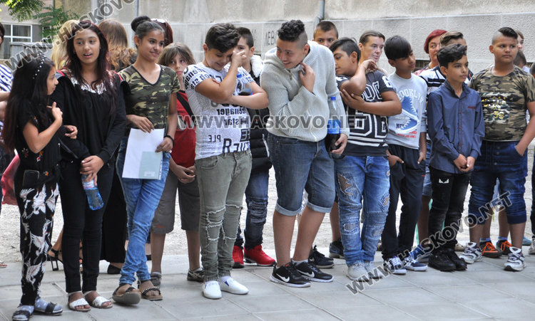 Звънецът би за 240 ученици в Спортното, кмет и областен откриха учебната година