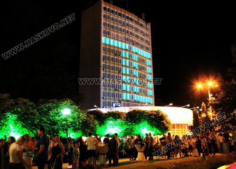 70 изгря в различни цветове върху сградата на общината в Димитровград