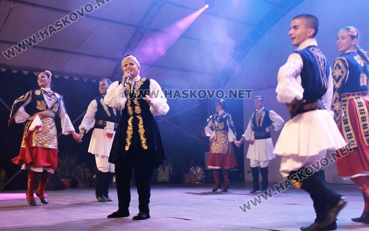 Николина Чакърдъкова и танцьорите от Неврокопския ансамбъл в Гоце Делчев вдигнаха градуса на настроението