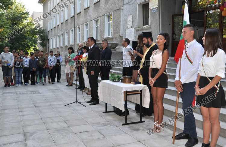 Звънецът би за 240 ученици в Спортното, кмет и областен откриха учебната година