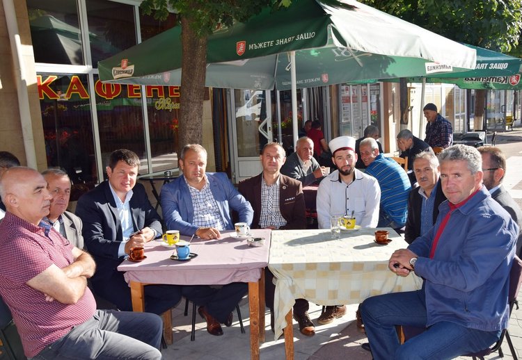 Кмет и имамин пиха заедно байрамско кафе в Ардино