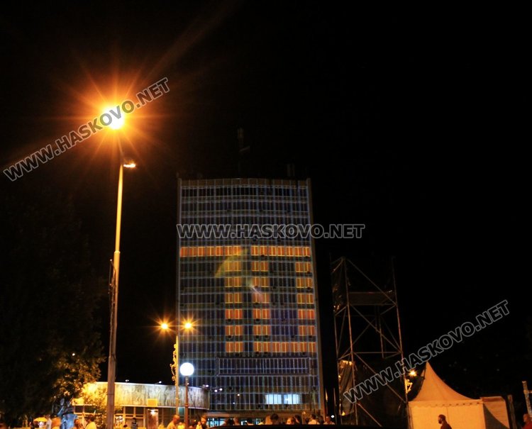 70 изгря в различни цветове върху сградата на общината в Димитровград