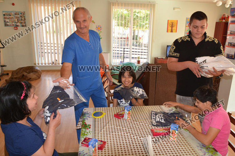 Баща и син дариха за здраве деца с увреждания