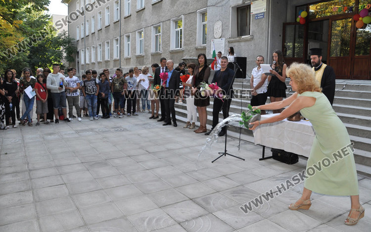 Звънецът би за 240 ученици в Спортното, кмет и областен откриха учебната година