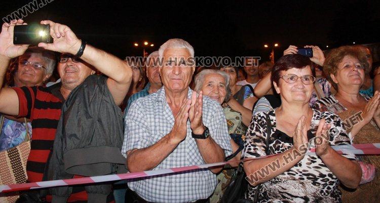 Певицата Николина Чакърдъкова зарадва димитровградчани с концерт