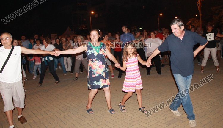 Певицата Николина Чакърдъкова зарадва димитровградчани с концерт