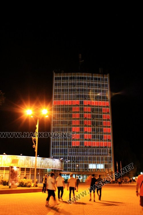 70 изгря в различни цветове върху сградата на общината в Димитровград