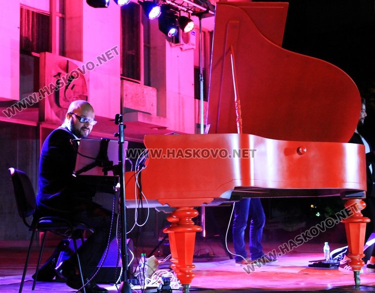 Пиано бар около шадравана за празника на Димитровград