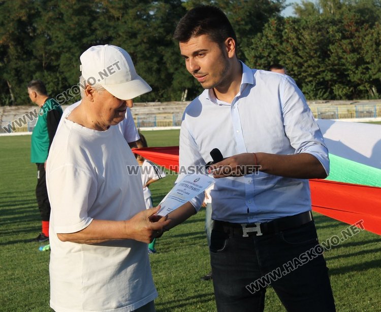 Мачът на ветераните от Димитровград и звездите на САЩ 94 завърши с равенство