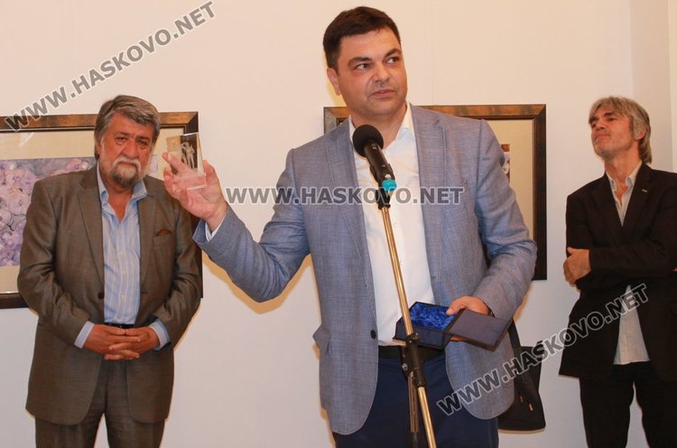  Димитровградскитя кмет подари на почетния гражданин на Димитровград стъклена гравюра с лика на бригадири