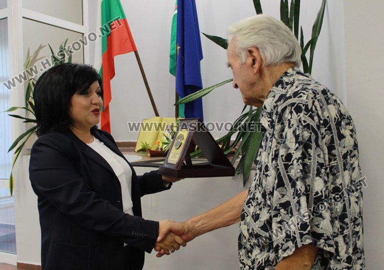 Отличието му връчи председателя на ОбС Гергана Кръстева.