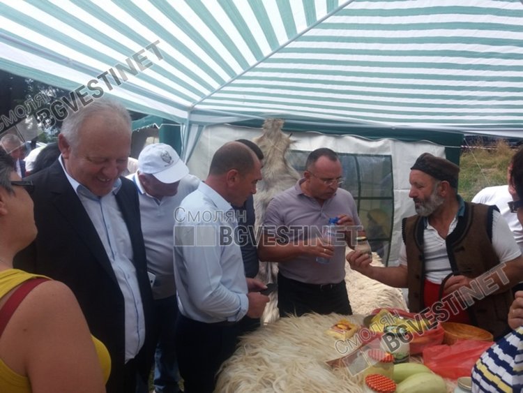 Родопска носия получи министъра на земеделието, дар от овцевъдите