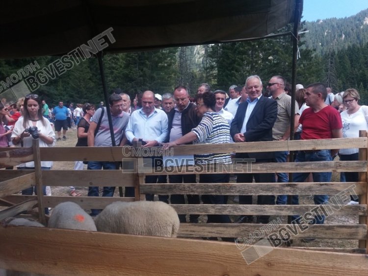 Родопска носия получи министъра на земеделието, дар от овцевъдите