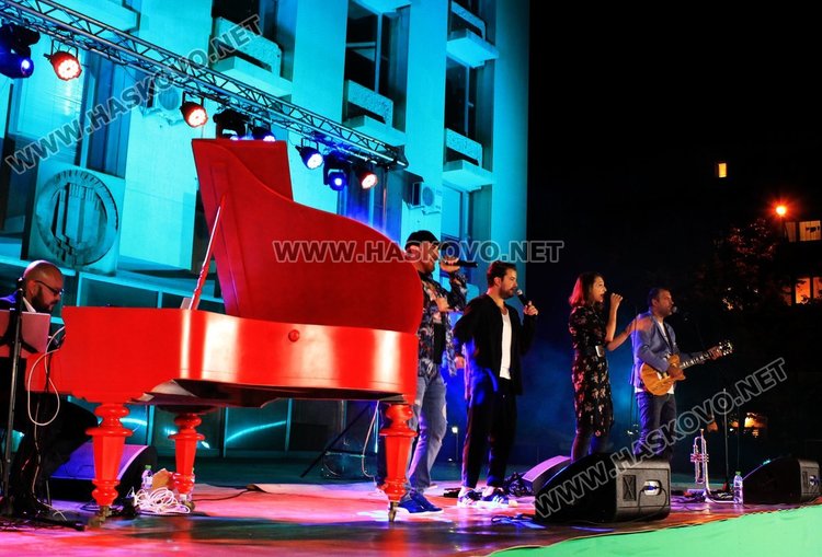 Пиано бар около шадравана за празника на Димитровград