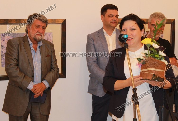 Цветя на автора поднесе председателят на ОбС Гергана Кръстева