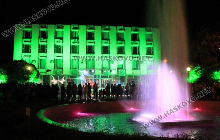 Пиано бар около шадравана за празника на Димитровград