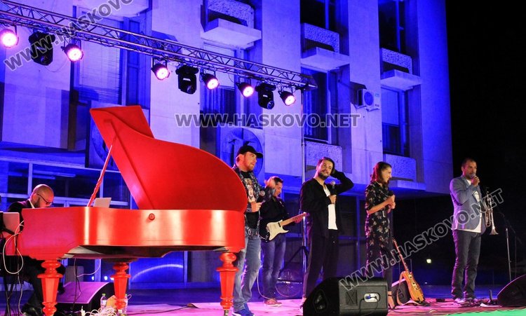 Червен роял бе част от пиано бара тази година